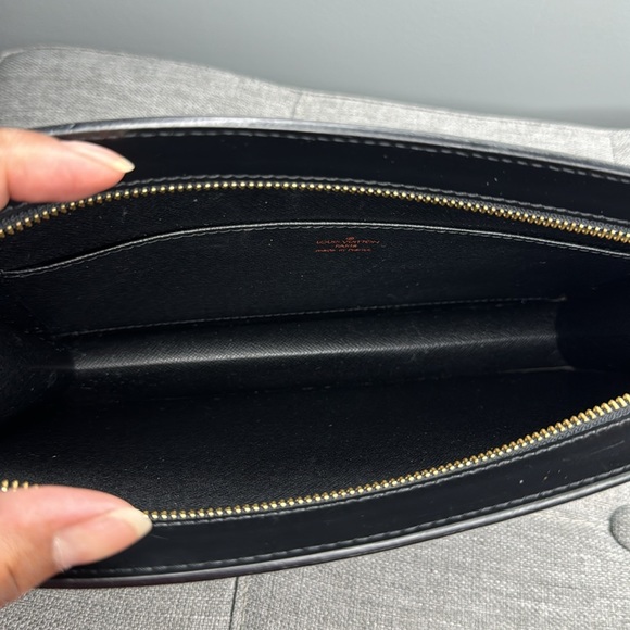 Louis Vuitton Epi Pochette Homme Clutch- Authentic in Black - Picture 6 of 16